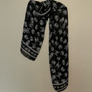Skull black/white fashion scarf